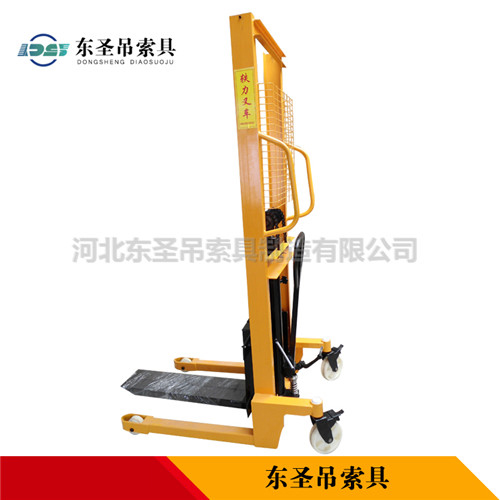 重型手動(dòng)液壓堆高車(chē)產(chǎn)品側(cè)面展示--河北東圣吊索具制造有限公司--小型攪拌機(jī)|石材夾具|液壓堆高車(chē)|手動(dòng)叉車(chē)