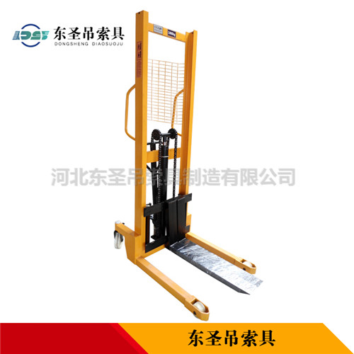 微型手動堆高車正面展示--河北東圣吊索具制造有限公司--液壓堆高車|手動叉車|小型攪拌機(jī)|石材夾具